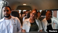 Los médicos cubanos llegan al Aeropuerto Internacional La Aurora para partir, figurando entre los primeros ocho médicos cubanos en abandonar Guatemala.