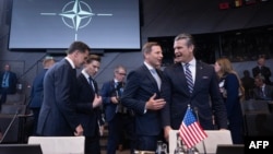 El secretario general de la OTAN, Mark Rutte, conversa con los ministros de Defensa de Finlandia, de Estonia y el secretario de Guerra de EEUU, Pete Hegseth, en la reunión de ministros en la sede de la Alianza, en Bruselas. JOHN THYS / AFP