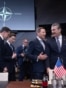 El secretario general de la OTAN, Mark Rutte, conversa con los ministros de Defensa de Finlandia, de Estonia y el secretario de Guerra de EEUU, Pete Hegseth, en la reunión de ministros en la sede de la Alianza, en Bruselas. JOHN THYS / AFP