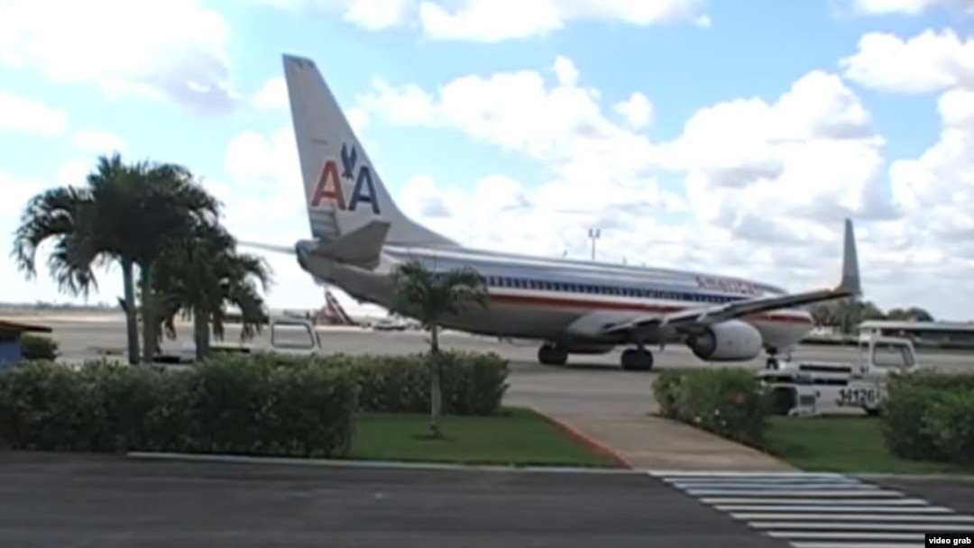 Un Boeing-737 de American parte de la Terminal 2 del Aeropuerto Internacional José Martí.