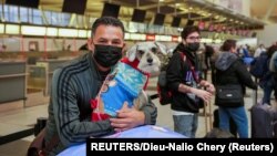 Pasajeros en el John F. Kennedy International Airport tras la cancelación de los vuelos por la variante ómicron.