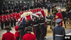 Varios oficiales cargan a hombros el ataúd de la ex primera ministra británica Margaret Thatcher por la escalinata que conduce a la catedral de San Pablo hoy, miércoles 17 de abril de 2013 antes de su funeral en Londres (Reino Unido).