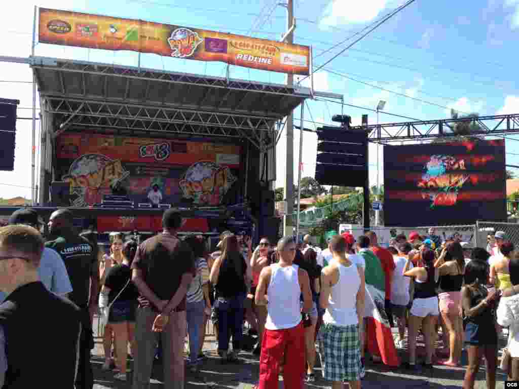 Miles de personas asistieron el domingo 11 de marzo al Carnaval de la Calle 8 de Miami.