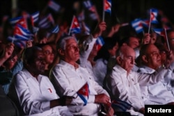 Miguel Diaz-Canel flanqueado por Esteban Lazo y José Ramón Machado Ventura, durante las celebraciones oficiales del llamado "Día de la Rebeldía Nacional.