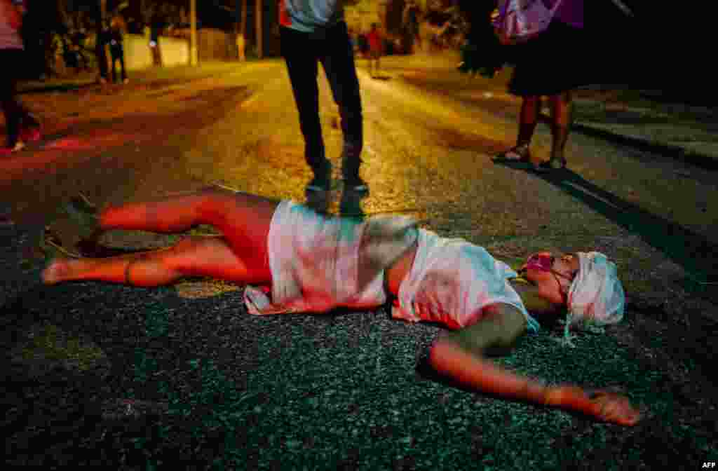 Un peregrino rueda por una calle durante la procesión de San Lázaro, en El Rincón, La Habana, Cuba, el 17 de diciembre de 2020. (Foto de ADALBERTO ROQUE / AFP)