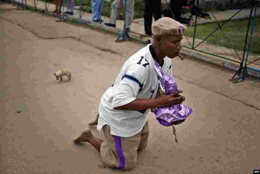 De rodillas a El Rincón, en La Habana, Cuba. 