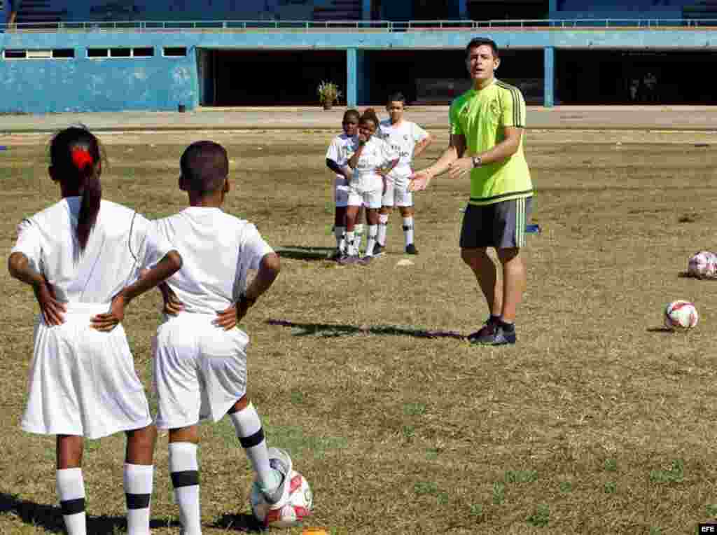 Un centenar de niños participa en el primer &quot;Campus Experience&quot; que organiza en Cuba el Real Madrid y donde a lo largo de una semana los pequeños aprenderán valores educativos y vitales a partir de la práctica del fútbol. &nbsp;