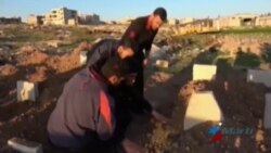 Sobrevivientes de ataque químico en Siria entierran a sus seres queridos