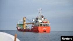 Buque mercante navega a través del Estrecho de Ormuz.