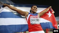 Denia Caballero celebra su victoria en la final de lanzamiento de disco femenino.