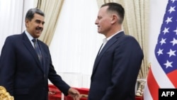 La fotografía difundida por la Presidencia de Venezuela muestra al presidente de Venezuela, Nicolás Maduro (izq.), hablando con el enviado especial del presidente estadounidense Donald Trump, Richard Grenell