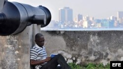 Un hombre lee un libro hoy. Foto de archivo