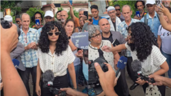 Cubanos brindan su apoyo a Anna Sofía Benítez Silvente y a su madre, Caridad Silvente Laffita, antes del juicio
