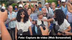 Cubanos brindan su apoyo a Anna Sofía Benítez Silvente y a su madre, Caridad Silvente Laffita, antes del juicio

