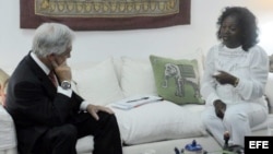Sebastián Piñera, mientras se reúne con la líder del grupo disidente cubano "Damas de Blanco", Berta Soler. 