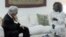 Sebastián Piñera, mientras se reúne con la líder del grupo disidente cubano "Damas de Blanco", Berta Soler. 