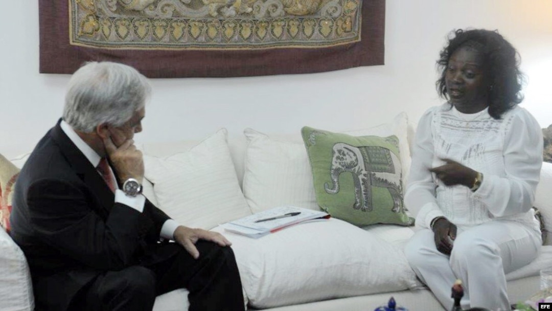 Sebastián Piñera, mientras se reúne con la líder del grupo disidente cubano "Damas de Blanco", Berta Soler. 