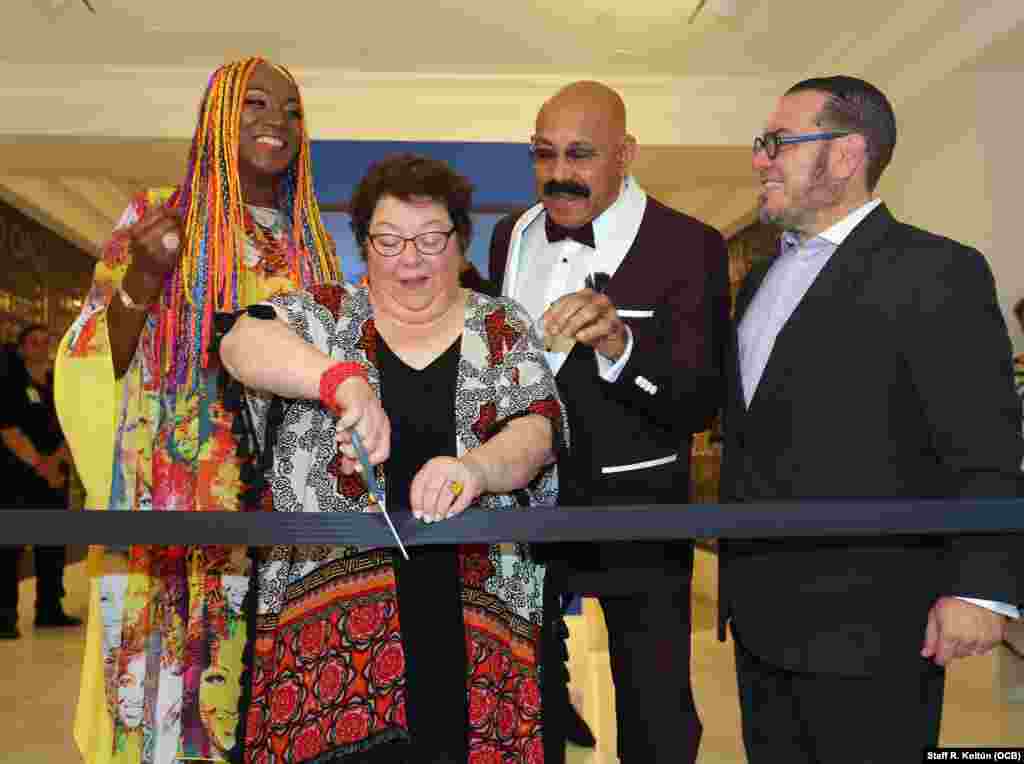 Los músicos Lucrecia y Oscar de León, junto a Ileana Fuentes, directora del Museo de la Diáspora Cubana en la inauguración de "Forever Celia". Foto: OCB Roberto Koltun Staff.