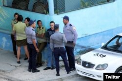 Operativo policial este domingo en los alrededores de la sede de las Damas de Blanco, en Lawton, La Habana.