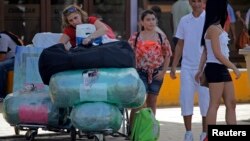 Cubanos residentes en EEUU arriban cargados de equipaje al aeropuerto de La Habana. (Archivo)