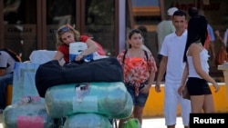 Cubanos residentes en EEUU arriban cargados de equipaje al aeropuerto de La Habana. (Archivo) / Foto: REUTERS/Desmond Boylan