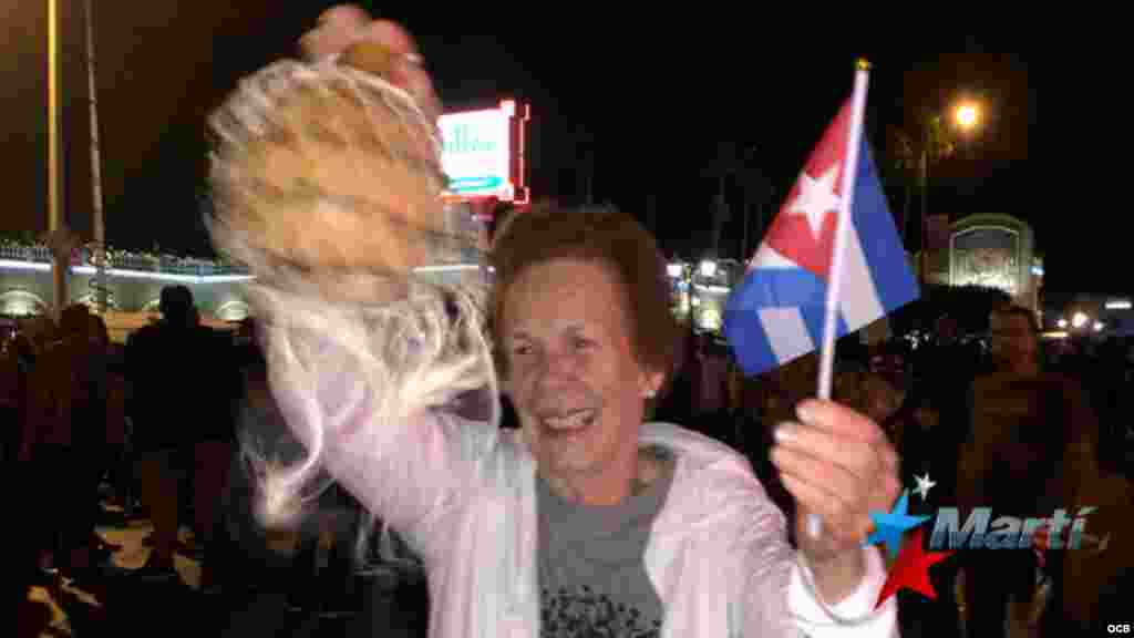 Con banderas cubanas, gritos de &ldquo;Cuba Libre&rdquo;, golpes de cazuelas, improvisadas congas y el himno nacional cubano, decenas de cubanos celebraron la muerte de Fidel Castro.