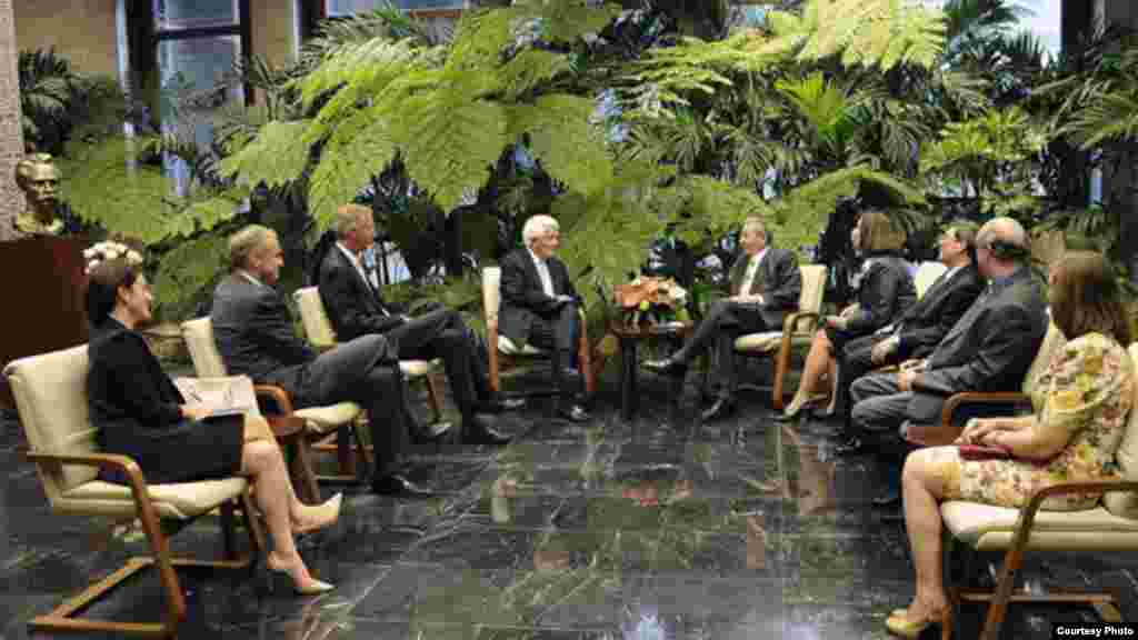 Thomas J. Donohue, Presidente de la Cámara de Comercio de EE.UU. se reune con el presidente Cubano Raúl Castro.