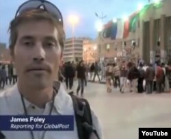 El periodista estadounidense James Foley cubre la guerra civil en Libia.
