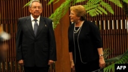Bachelet en Cuba durante una visita realizada en el 2018 donde fue recibida por el gobernante Raúl Castro. Foto Archivo