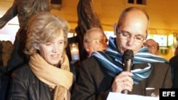 El portavoz del Observatorio Cubano de Derechos Humanos, Alejandro González (d), y la presidenta del Observatorio, Elena Larreanda. EFE/Manuel H. de Leon