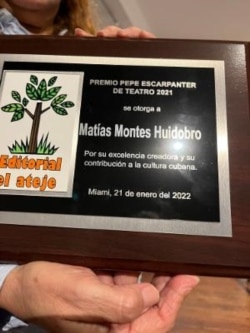 Placa del premio entregada al dramaturgo Matías Montes Huidobro.