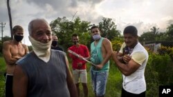 Cubanos se disponen a jugar béisbol. AP/ Ramón Espinosa.
