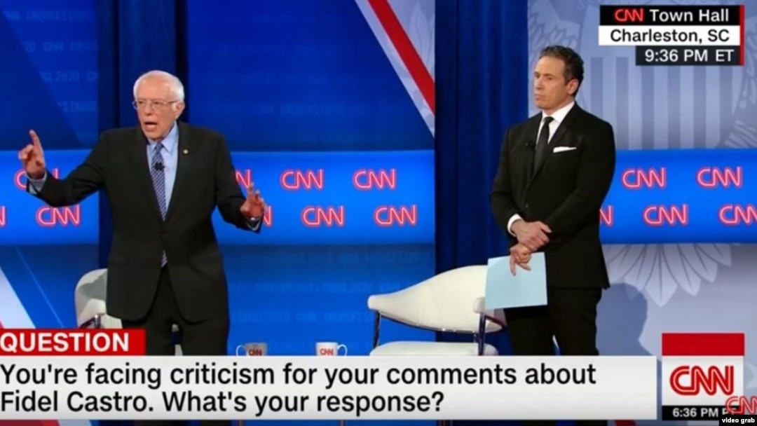 Sanders y el presentador de CNN, Chris Cuomo, en el foro comunitario realizado en Carolina del Sur en vísperas de las primarias en ese estado.