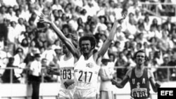 Fotografía de archivo de Alberto Juantorena tras vencer en la prueba de los 800 metros en la Olimpiada de Montreal y batir el récord mundial. A la izquierda, el corredor belga Ivo van Damme, (plata) y a la derecha, el estadounidense Richard Wohluter.
