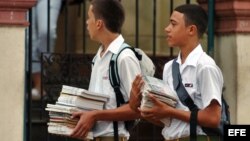 Educaci'on - El artículo señala que el peso de los secretos y de lo que no figura en los libros paralizan en Cuba el aprendizaje de la historia real.