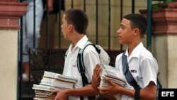 Educaci'on - El artículo señala que el peso de los secretos y de lo que no figura en los libros paralizan en Cuba el aprendizaje de la historia real.