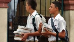 Ex profesores culpan al gobierno de provocar fuga de maestros