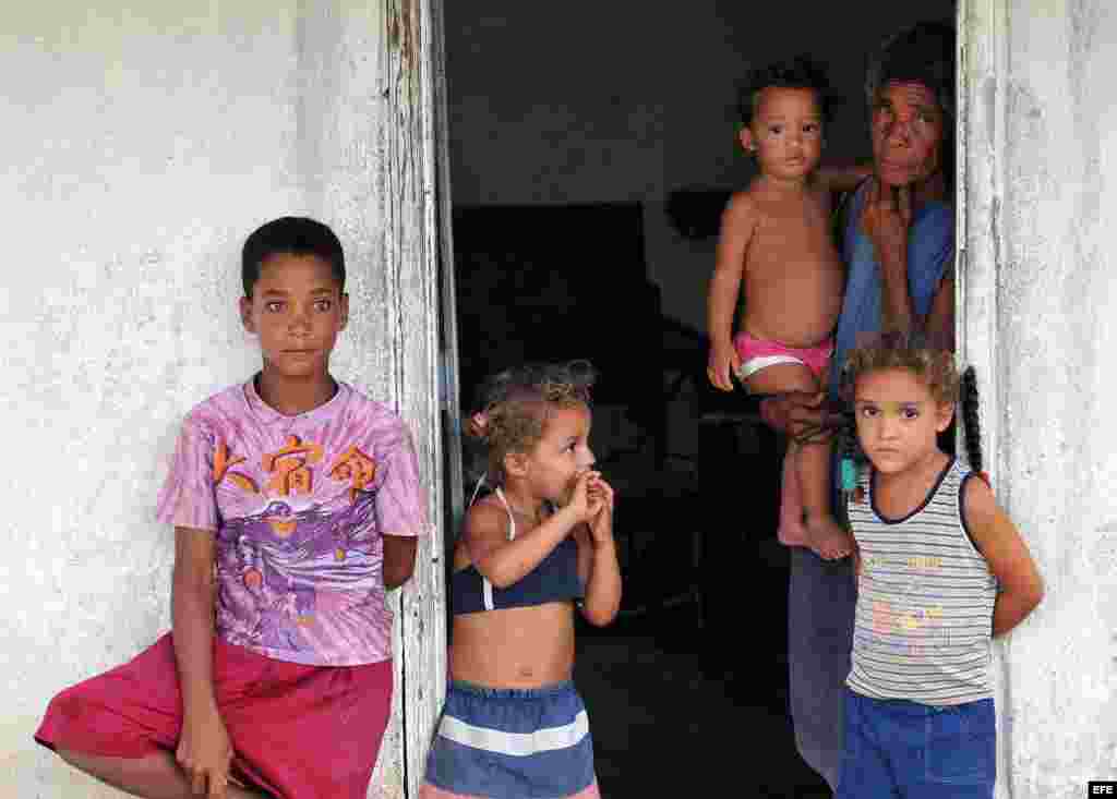 Varios niños en el municipio de Manzanillo de la oriental provincia de Granma (Cuba).