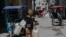 Una mujer transporta recipientes de agua durante un apagón en La Habana, el 7 de julio de 2026.