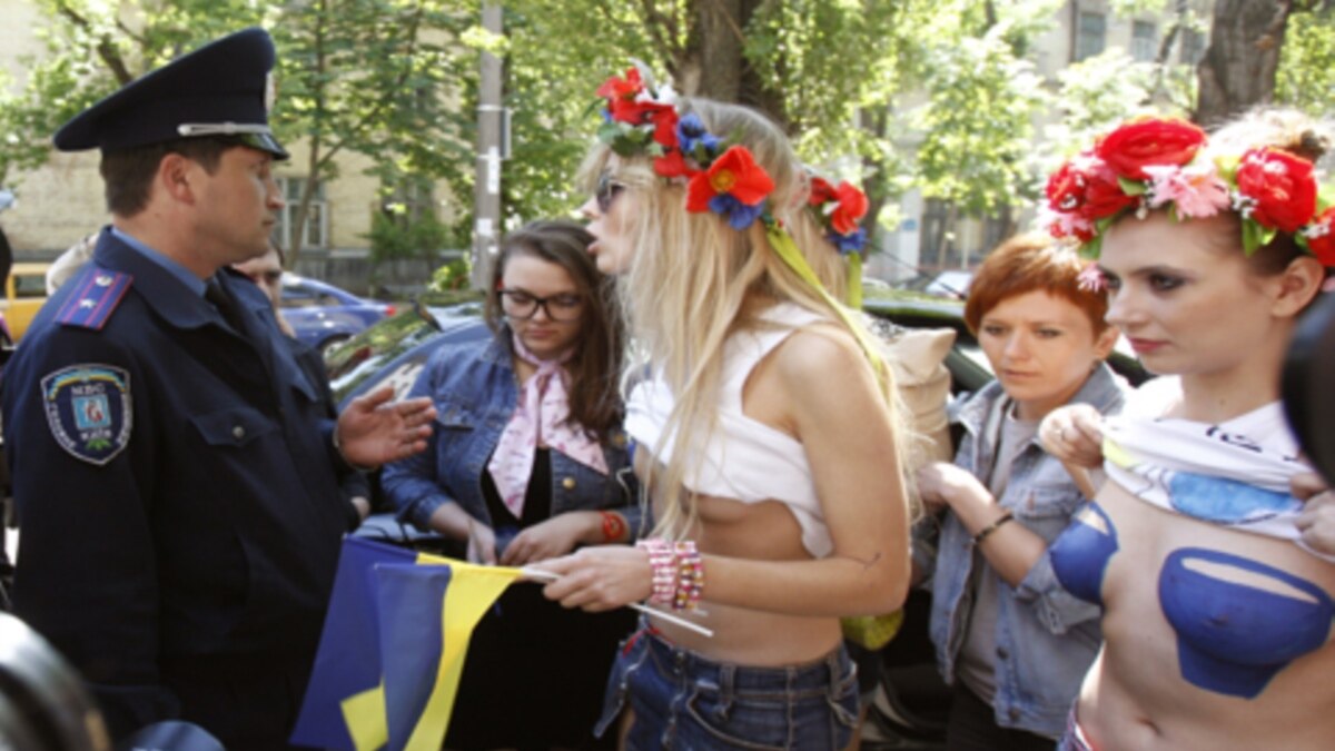 La chicas de FEMEM, protestas a pecho limpio