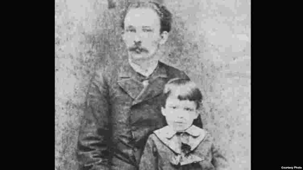 José Martí con su hijo José Francisco, 1885.