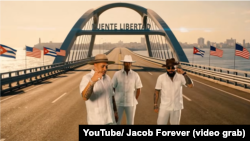 Jacob Forever, Chacal y Yotuel en el video oficial de "Puente Libertad".