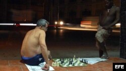 Cubanos juegan ajedrez en el barrio habanero de El Cerro. 