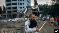 Una pareja reacciona tras un bombardeo ruso en Mykolaiv, Ucrania, el 3 de agosto de 2022. (AP Foto/Kostiantyn Liberov)