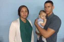 Nelva Ortega, esposa de José Daniel Ferrer, junto a su bebé, Daniel José, y José Daniel Ferrer Cantillo, hijo del líder de UNPACU.