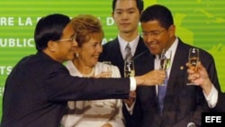 Chen Shui-Bien brinda con el ex presidente de El Salvador, Francisco Flores.