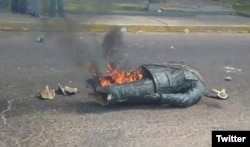 Así quedó la estatua de Hugo Chávez arrancada de su pedestal en Villa del Rosario, Zulia.