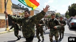 Centenares de sargentos y suboficiales se movilizan hoy, viernes 25 de abril de 2014, para reclamar reformas contra lo que consideran discriminación en las Fuerzas Armadas de Bolivia.