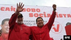 Fotografía cedida el 6 de octubre de 2008, por el Palacio de Miraflores del presidente de Venezuela, Hugo Chávez (d), al lado del candidato a la gobernación del estado Carabobo por el PSUV Mario Silva (i), durante un acto de campaña electoral.