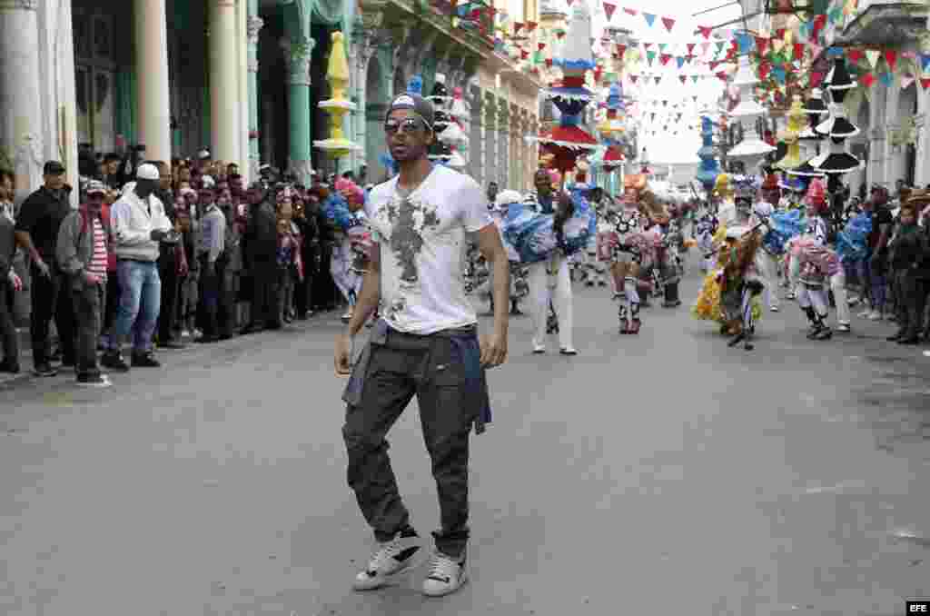 El cantante español Enrique Iglesias participa el 10 de enero de 2017, en la filmación del videoclip de su sencillo "Súbeme la radio", en La Habana (Cuba).